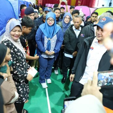 Menyantuni mangsa banjir di pusat pemindahan sementara (PPS) daerah Kota Tinggi