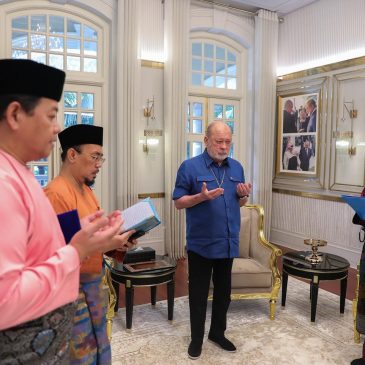 YANG DI-PERTUAN AGONG MENUNAIKAN BAYARAN ZAKAT