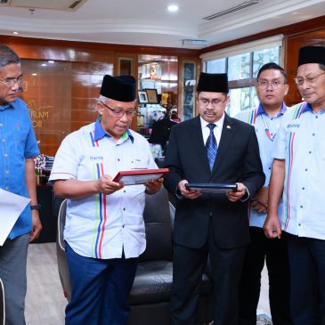 Penyerahan zakat oleh Koperasi Peserta-Peserta FELCRA Malaysia Berhad