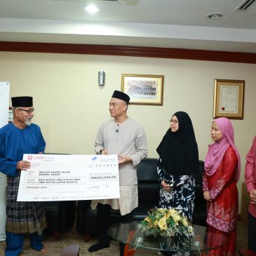 Penyerahan zakat perniagaan daripada CIDB Negeri Johor