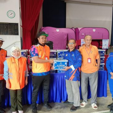 97 kit banjir kepada tiga Pusat Pemindahan Sementara (PPS) di daerah Mersing