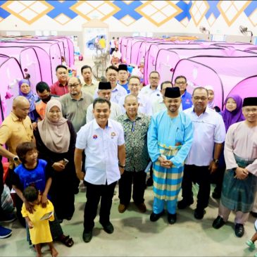 Penyerahan bantuan kepada mangsa kebakaran