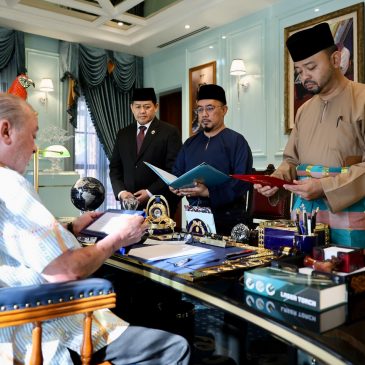 YANG DI-PERTUAN AGONG MENUNAIKAN BAYARAN ZAKAT