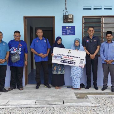 3 buah rumah diserahkan kepada keluarga asnaf