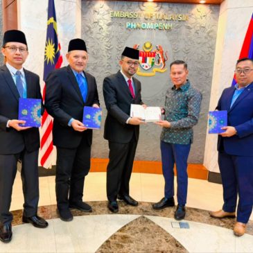 MAINJ SERAH 5,000 NASKHAH AL-QURAN TERJEMAHAN BAHASA KHMER MELALUI KEDUTAAN BESAR MALAYSIA DI PHNOM PENH