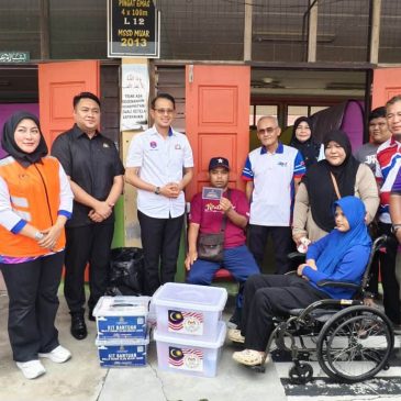 YB EXCO AGAMA JOHOR SERAH SUMBANGAN TUNAI DAN KIT BANTUAN MAINJ KEPADA MANGSA BANJIR