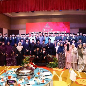 MAINJ SANTUNI PELAJAR JOHOR KE TIMUR TENGAH, SAMPAIKAN SUMBANGAN DAN AMANAT